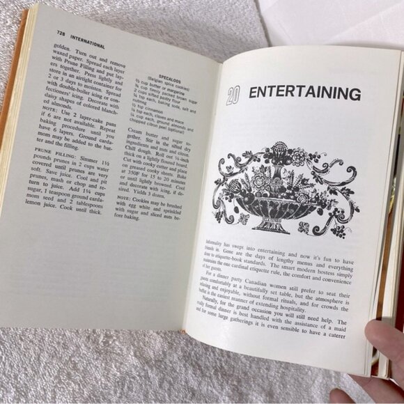 Vintage 1970 Chatelaine Cookbook The Definitive Canadian Cookbook Hardcover - Picture 6 of 12